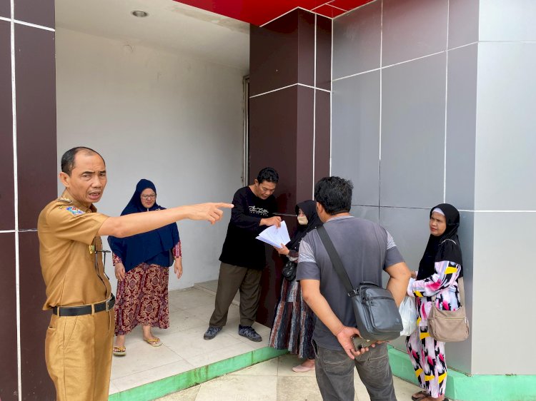 Kadis Perindagkop-UKM Kabupaten Lebong, Mahmud Siam saat meninjau proses relokasi para pedagang ke PTM/RMOLBengkulu