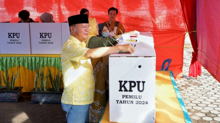 Ketua Umum Partai Golkar Provinsi Bengkulu Rohidin Mersyah saat memberikan gak suaranya pada Pencoblosan belum lama ini./ist.