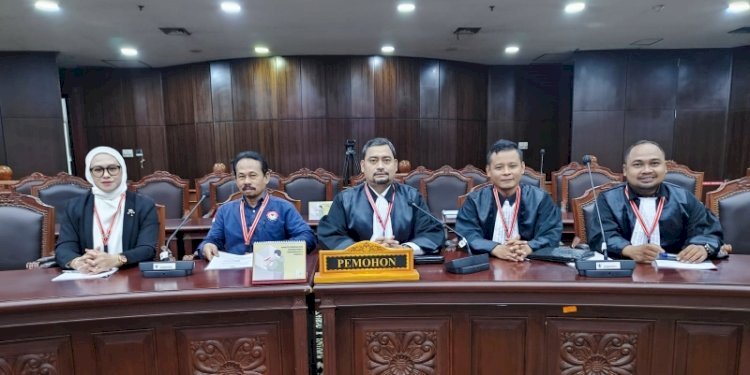 Anggota Komisi Penyiaran Indonesia Daerah (KPID) Provinsi Jawa Barat, Syaefurrochman bersama tim kuasa hukumnya di sidang Mahkamah Konstitusi (MK)/Ist