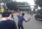 Saling Lempar Batu, Demo Dua Kelompok Massa di Patung Kuda Memanas