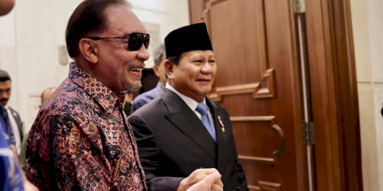 Menteri Pertahanan RI, Prabowo Subianto, disambut Perdana Menteri Malaysia, YM Dato’ Seri Anwar Ibrahim, di Kantor PM Malaysia, Gedung Perdana Putra, Putrajaya, Kamis (4/4)/Ist