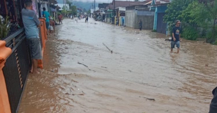 Tampak jalanan di Desa Talang Liak 2 sudah digenangi banjir/Ist