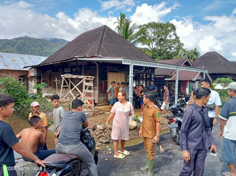 Bupati Lebong, Kopli Ansori saat berbincang dengan warga yang terdampak banjir di Desa Garut Kecamatan Amen/Ist