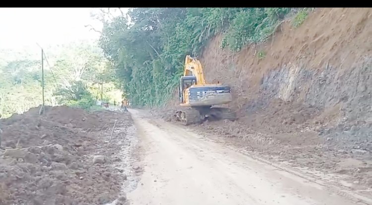 Tampak satu unit alat berat milik Dinas PUPR Provinsi Bengkulu, tengah pemotongan tebing untuk pelebaran jalan di ruas Tes-Curup, persisnya di Desa Talang Ratu, Kecamatan Rimbo Pengadang/RMOLBengkulu