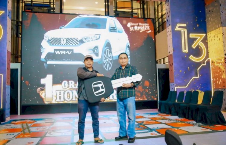 ilustrasi - Building Manager Tangcity Mall Rawanto memberikan hadiah satu unit mobil kepada customer loyal, Sabtu (31/8/2024). ANTARA/Irfan