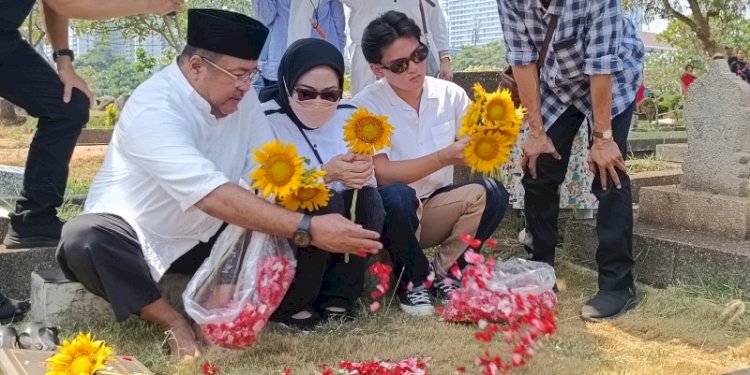 Rabo Karno ziarah ke makam Benyamin Sueb di Karet Bivak Jakarta. (ist)