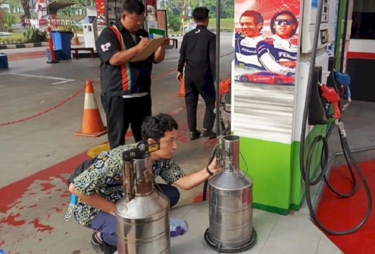 ilustrasi - Petugas UPT Pelayanan Metrologi Legal Disperindagkop UKM Kota Tangerang melaksanakan uji tera timbangan di salah satu SPBU. ANTARA/HO-Disperindagkop