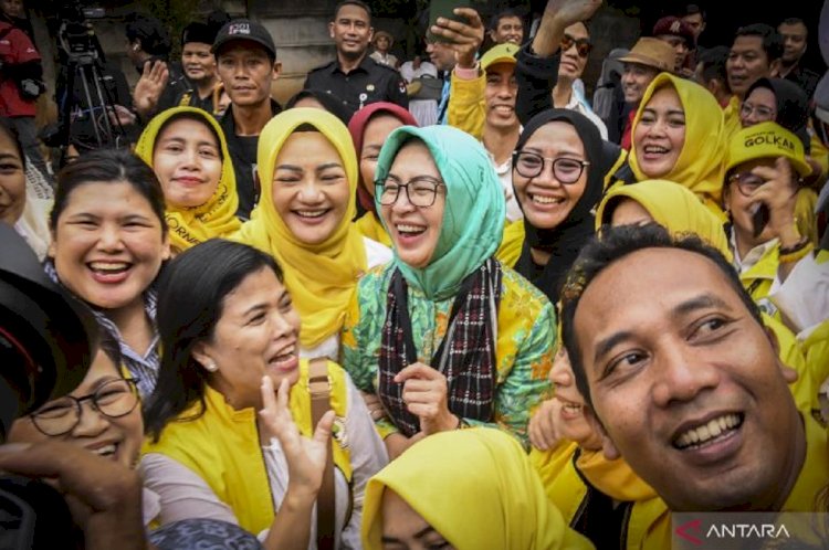 ilustrasi - Pasangan bakal calon Gubernur Banten Airin Rachmi Diany (tengah) menyapa pendukung usai mendaftarkan diri sebagai peserta Pilgub Banten di Kantor KPU Provinsi Banten, Kota Serang, Banten, Rabu (28/8/2024). ANTARA FOTO/Galih Pradipta