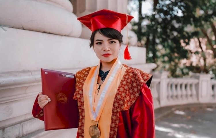Disjoki Dinar Candy saat wisuda. (Instagram)
