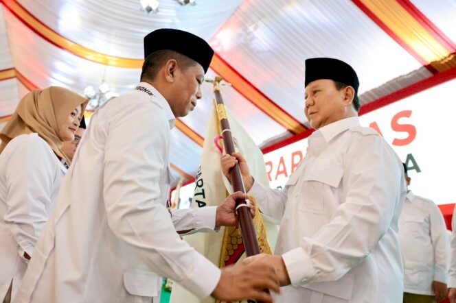 Andra Soni menerima panji Pasukan Tanda Kehormatan (PATAKA) dari Ketua Umum Partai Gerindra sekaligus Presiden Terpilih, Prabow Subianto.