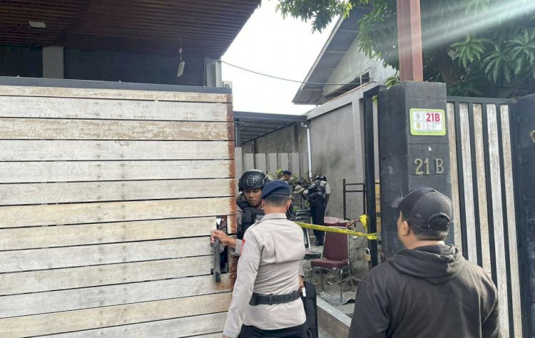 Polisi memasang Police Line di rumah Bustami Hamzah. Foto: AJNN/RMOLAceh
