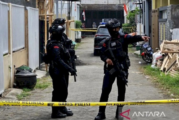 ilustrasi - Petugas Gegana mengamankan lokasi penggeledahan oleh Densus 88 Antiteror Polri terkait dugaan teroris. ANTARA/Ananto Pradana/am.