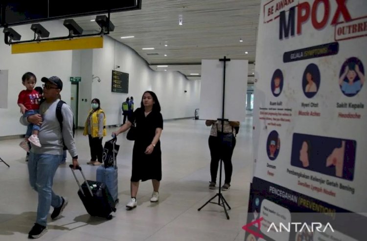 Ilustrasi - Penumpang dari luar negeri melintas di area pemindai suhu tubuh milik Balai Besar Kekarantinaan Kesehatan (BBKK) Soekarno-Hatta setibanya di Terminal 3 Internasional Bandara Soekarno Hatta, Tangerang, Banten, Senin (2/9/2024). (ANTARA FOTO/Muhammad Iqbal/Spt/am)