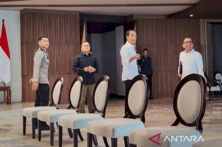 ilustrasi - Presiden Joko Widodo (tengah) bersama Menteri Sekretaris Negara (Mensesneg) Pratikno (kanan) meninjau salah satu ruangan saat perdana berkantor di kompleks Kantor Presiden, Ibu Kota Nusantara (IKN), Senin (29/7/2024). ANTARA FOTO/Mentari Dwi Gayati/app/aww/aa.