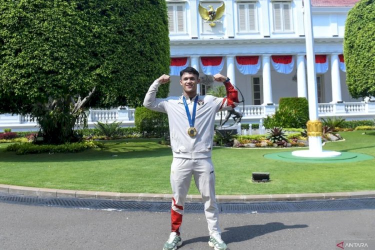 ilustrasi - Lifter Rizki Juniansyah di halaman Istana Negara, Jakarta, Kamis (15/8/2024). ANTARA FOTO/Muhammad Adimaja/Spt.