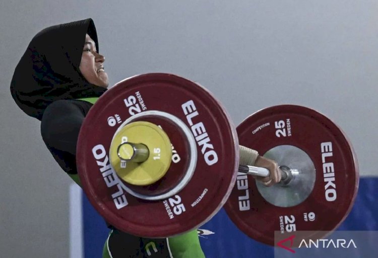 ilustrasi - Lifter Banten Alya Maulida Kartika melakukan angkatan snatch dalam kelas 81 kg putri PON XXI Aceh-Sumut 2024 di GOR Seuramoe Angkat Besi Harapan Bangsa, Banda Aceh, Aceh, Minggu (8/9/2024). ANTARA FOTO/Aprillio Akbar/nym.