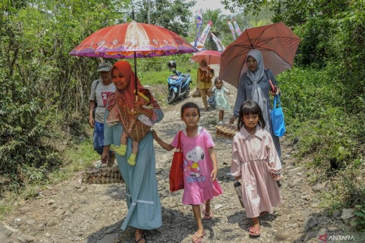 ilustrasi - Cegah stunting, sejumlah ibu membawa telur bantuan program sosialisasi Bangga Kencana yang dilakukan BKKBN Banten di Desa Sangiang Tanjung, Lebak, Banten, Selasa (7/11/2023). ANTARA FOTO/Muhammad Bagus Khoirunas/foc.