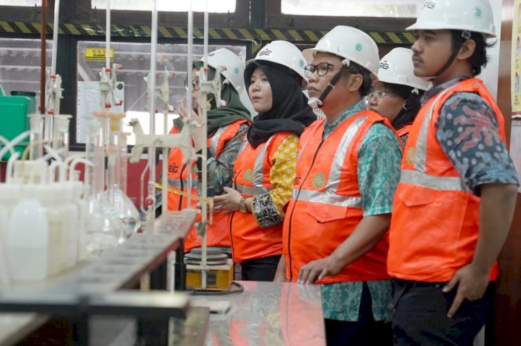 Tim peneliti dari Pusat Riset Iklim dan Atmosfer BRIN saat mengunjungi ruang laboratorium kimia di Gedung Pusat Penelitian SIG pada Rabu (21/08/2024)
