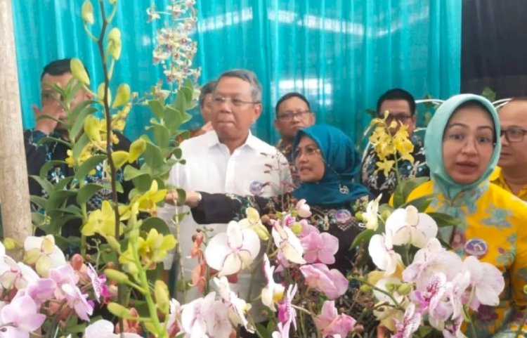 ilustrasi - Wali Kota Tangerang Selatan Benyamin Davnie (kiri) saat menghadiri pembukaan pasar bunga di wilayah Babakan Setu. (ANTARA/HO-Pemkot Tangsel)