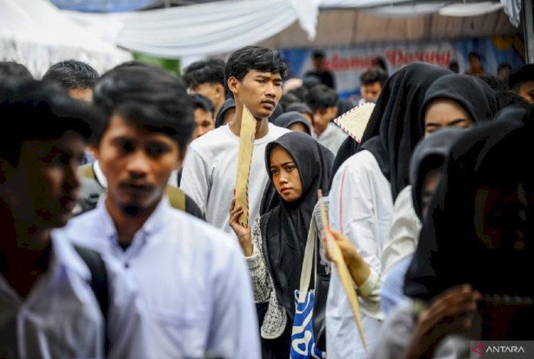 ilustrasi - Sejumlah pencaker antre melamar kerja saat pameran bursa kerja. ANTARA/Muhammad Bagus Khoirunas