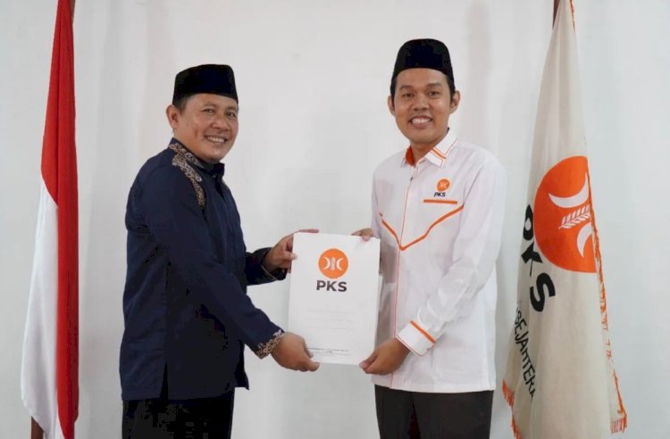 ilustrasi - Nur Agis Aulia (kanan) sebagai bakal calon Wali Kota Serang, di Serang, Banten, Minggu (5/5/2024). (ANTARA/HO-PKS Kota Serang)
