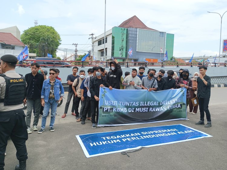 Massa demo Polda Sumsel terkait peredaran minyak cong/ist