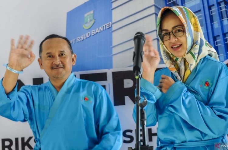 ilustrasi - Bakal calon Gubernur dan Wakil Gubernur Banten Airin Rachmi Diany (kanan) dan Ade Sumardi (kiri) di RSUD Banten, Kota Serang, Banten, Sabtu (31/8/2024). ANTARA FOTO/Muhammad Bagus Khoirunas/wpa.
