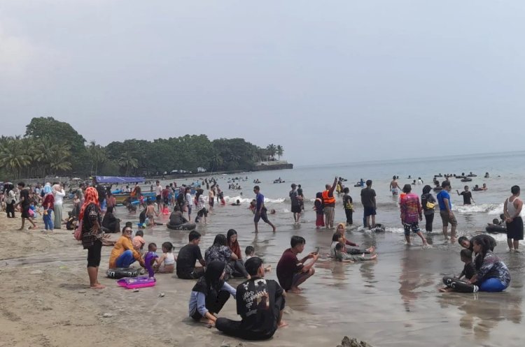 ilustrasi - Wisata pantai anyer di Kabupaten Serang, Banten, Sabtu (13/4/2024). (ANTARA/Desi Purnama Sari)