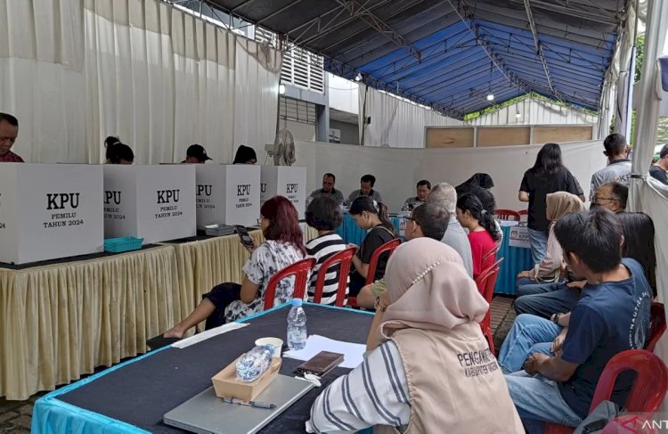 Ilustrasi - Petugas KPPS melayani sejumlah warga di TPS. ANTARA/Azmi Samsul Maarif