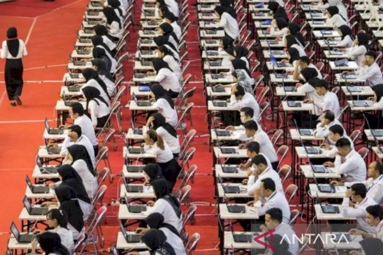 Ilustrasi - Sejumlah peserta mengikuti Seleksi Kompetensi Dasar (SKD) berbasis Computer Assisted Test (CAT) untuk Calon Pegawai Negeri Sipil (CPNS). ANTARA FOTO/M Agung Rajasa/aww/am.
