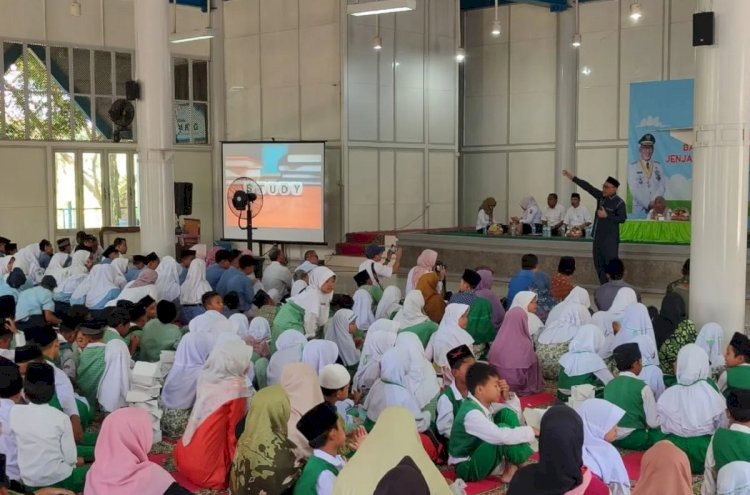 ilustrasi - Wali Kota Cilegon Helldy Agustian saat memberikan arahan kepada peserta didik penerima bantuan sosial beasiswa bagi siswa kurang mampu di Kota Cilegon (Susmiatun Hayati)