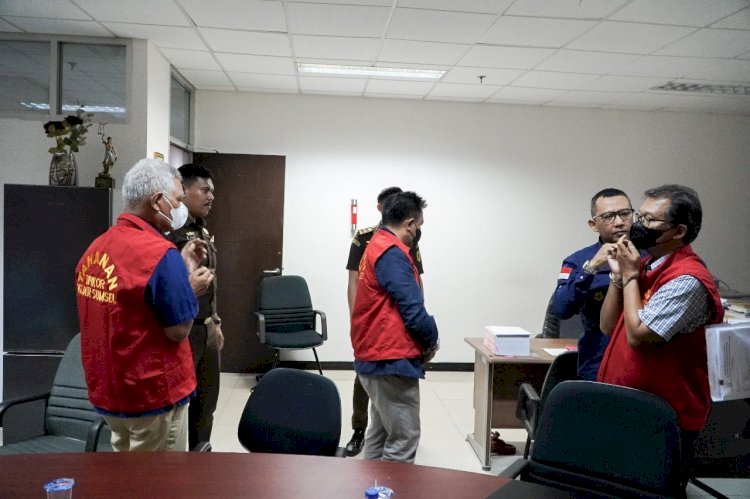 Tiga Pegawai PT Waskita Karya mengenakan rompi tahanan usai ditetapkan tersangka korupsi proyek LRT (Foto: Penkum Kejati Sumsel)