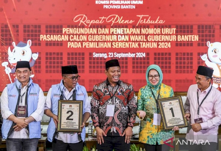 ilustrasi - Ketua KPU Banten Mohamad Ihsan (tengah) bersama Paslon Gubernur dan Wakil Gubernur Banten usai pengundian nomor urut di Aula KPU Banten, Senin (23/9/2024). (ANTARA/Galih Pradipta/agr)