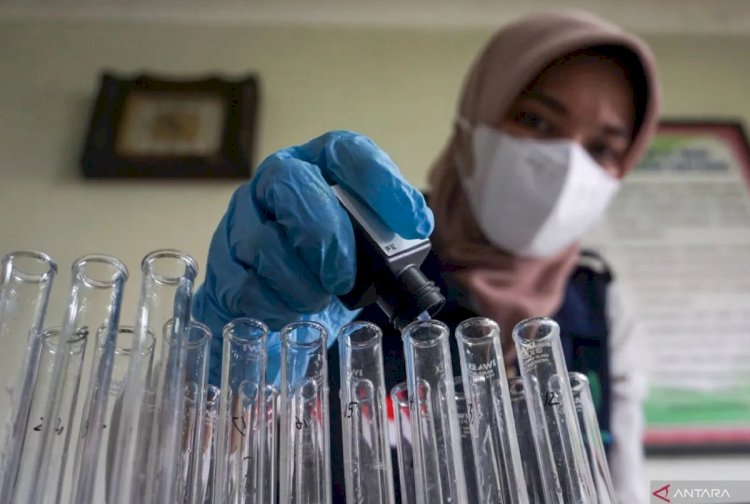 ilustrasi - Petugas memeriksa hasil uji laboratorium.(ANTARA FOTO/Harviyan Perdana Putra/foc)