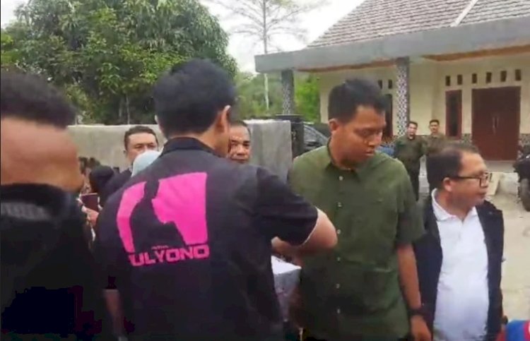 Ketum PSI Kaesang Pangarep saat blusukan mengenakan kaos bertuliskan Mulyono/ist