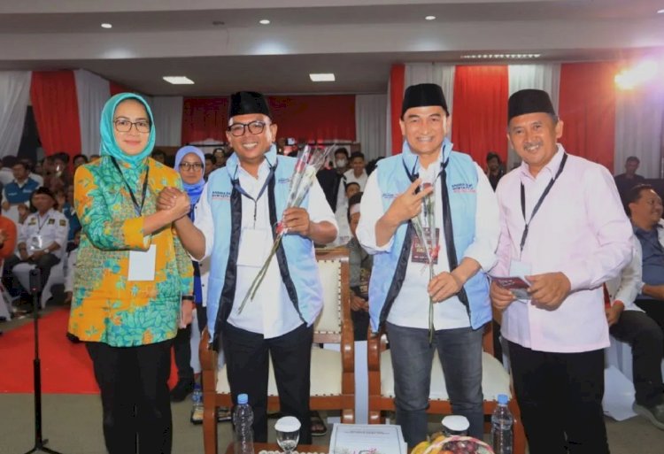 ilustrasi - Pasangan Airin Rachmi Diany-Ade Sumardi memberikan mawar merah dan putih kepada pasangan Andra Soni-Dimyati Natakusumah. ANTARA/HO-Tim Airin-Ade