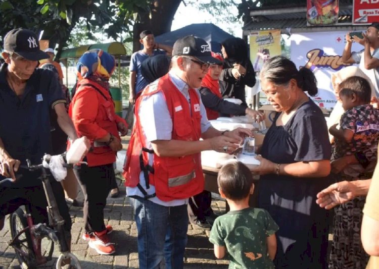 ilustrasi - Ketua PMI Kota Tangerang Oman Jumansyah membagikan paket makanan gratis kepada warga di Cikokol, Jumat (2/8/2024). ANTARA/HO-PMI Kota Tangerang