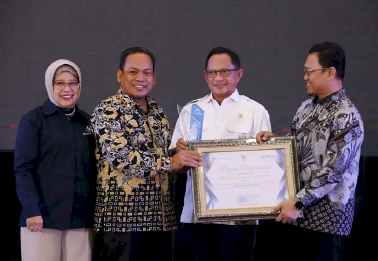 ilustrasi - Pj Wali Kota Tangerang Dr. Nurdin (kedua dari kiri) menerima penghargaan dari Menteri Dalam Negeri Tito Karnavian pada acara Anugerah Hari Statistik Nasional 2024 di Jakarta, Kamis (26/9/2024). ANTARA/HO-Pemkot Tangerang.