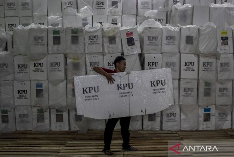 ilustrasi - Petugas membawa bilik suara untuk Pemilihan Kepala Daerah (Pilkada) 2024 di gudang logistik KPU Kota Serang, Banten, Rabu (25/9/2024). ANTARA FOTO/Angga Budhiyanto/gp