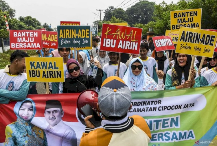 ilustrasi - Sukarelawan Airin-Ade bersiap menyambut pasangan bakal calon Gubernur dan Wakil Gubernur Banten Airin Rachmi Diany dan Ade Sumardi di Kantor KPU Provinsi Banten, Kota Serang, Banten, Rabu (28/8/2024). ANTARA FOTO/Galih Pradipta/foc