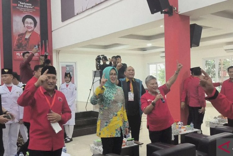 ilustrasi - Pasangan calon gubernur Banten nomor urut 01 Airin Rachmi Diany dan Ade Sumardi seusai menyampaikan orasi politik di DPD PDIP Banten Serang, Sabtu (28/9/2024). (ANTARA/Devi Nindy)