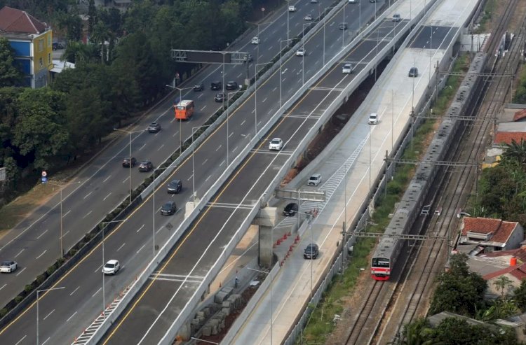 ilustrasi - Kendaraan melintasi jalan tol layang BSD ruas Pondok Aren-Serpong. ANTARA FOTO/Muhammad Iqbal/rwa.