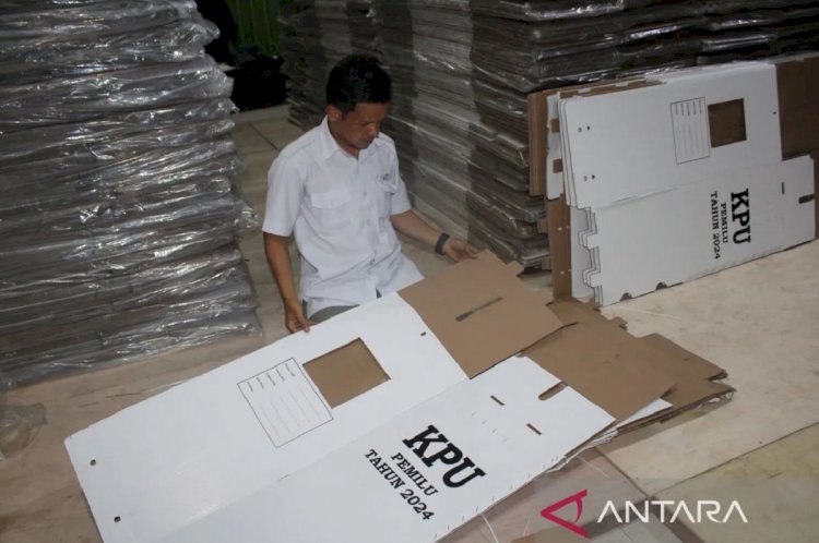 Ilustrasi - Petugas KPU saat memeriksa logistik kebutuhan Pemilu 2024. (ANTARA/AL FATAH)