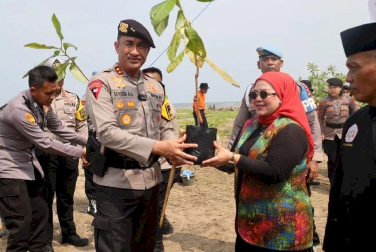 ilustrasi - Kapolda Banten Irjen Pol. Suyudi Ario Seto menyerahkan pohon mangrove secara simbolis kepada perwakilan komintas pencinta lingkungan Kabupaten Serang. ANTARA/HO-Polda Banten