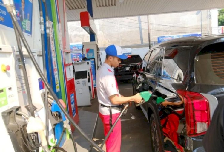 ilustrasi - Seorang petugas SPBU Pertamina sedang melayani pelanggan. ANTARA/HO-Pertamina