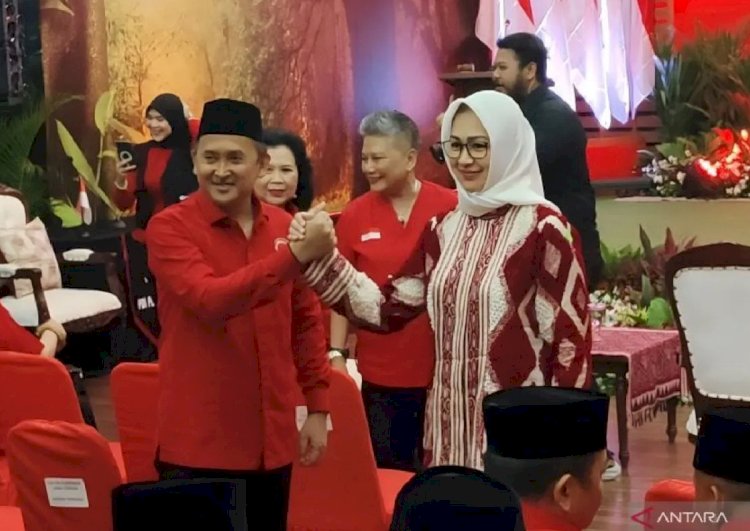 ilustrasi - Calon Gubernur Banten Airin Rachmi Diany dan calon Wakil Gubernur Banten Ade Sumardi di DPP PDIP di Jakarta. ANTARA/Nadia Putri Rahmani.