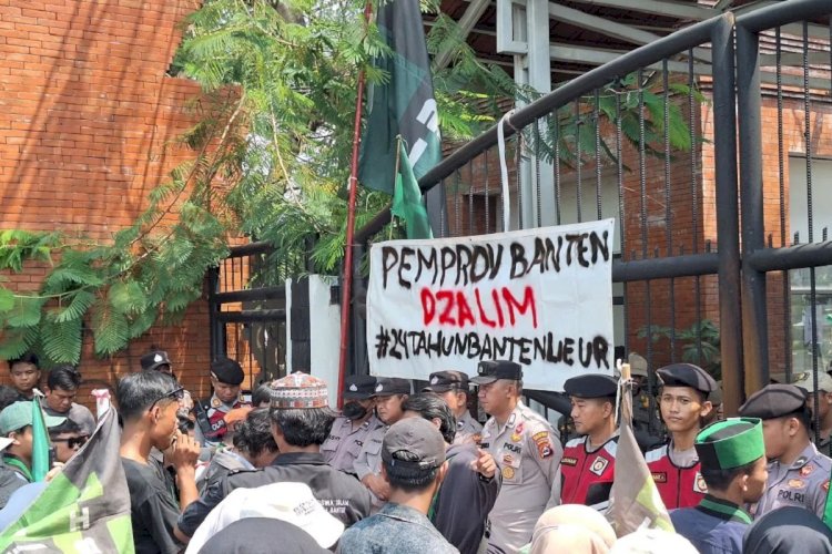 ilustrasi - Demonstrasi Himpunan Mahasiswa Islam (HMI) cabang Universitas Islam Negeri Sultan Maulana Hasanuddin Banten di Gedung DPRD Provinsi Banten, Serang, Jumat (4/10/2024). (ANTARA/Devi Nindy)