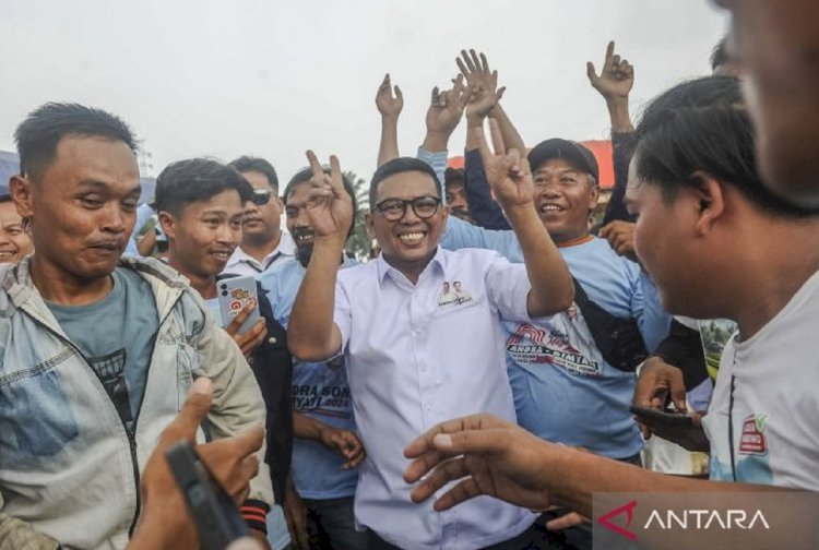 ilustrasi - Calon Gubernur Banten nomor urut 2 Andra Soni (tengah) menyapa pendukung di Lebak, Banten, Sabtu (28/9/2024). ANTARA FOTO/Muhammad Bagus khoirunas/gp