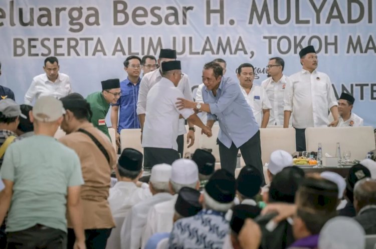 ilustrasi - Calon Gubernur Banten Andra Soni saat didukung mantan Bupati Lebak dua periode, Mulyadi Jayabaya di Jalan Raya Rangkasbitung-Pandeglang, Warunggunung, di Lebak, Minggu (6/10/2024).