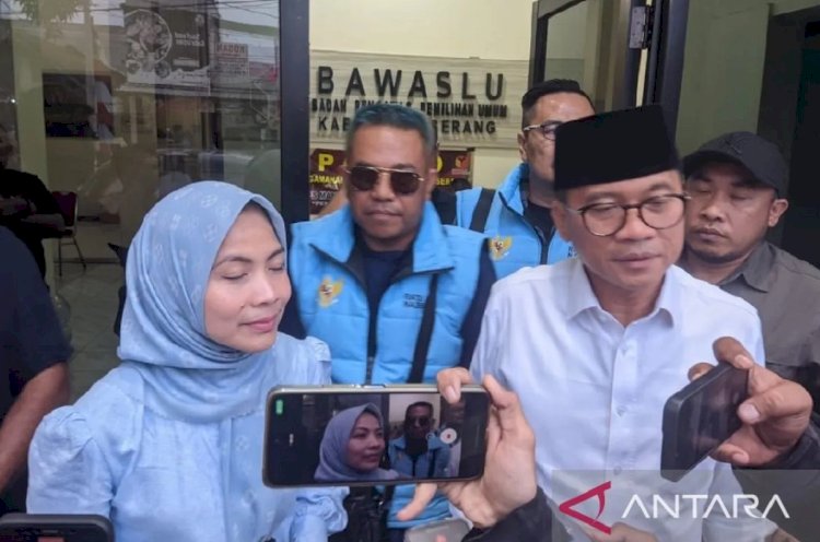 ilustrasi - Calon Bupati Serang Ratu Zakiyah bersama suami Yandri Susanton, di Kantor Bawaslu Kabupaten Serang, Sabtu (5/10/2024). ANTARA/Desi Purnama Sari